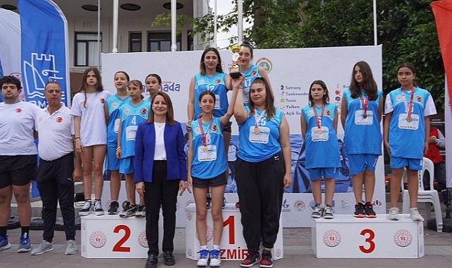 Efes Selçuklu Sporcular Madalya Ve Kupalarla Döndüler