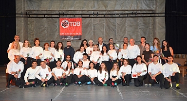 İZDO Tiyatro Topluluğu, Performansıyla Ayakta Alkışlandı