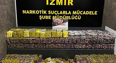 İzmir'de bir otomobilde 82 bin 605 sentetik ecza ele geçirildi