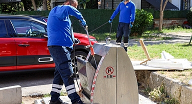 Karşıyaka’da yüzlerce çöp konteyneri tek tek ilaçlanıyor