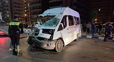 Minibüsle çarpışan otomobilin sürücüsü öldü