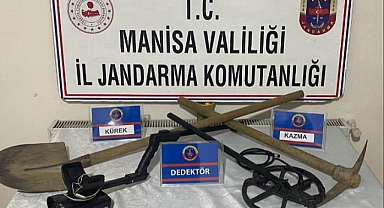 Salihli'de kaçak kazı yapan 3 şüpheli suçüstü yakalandı