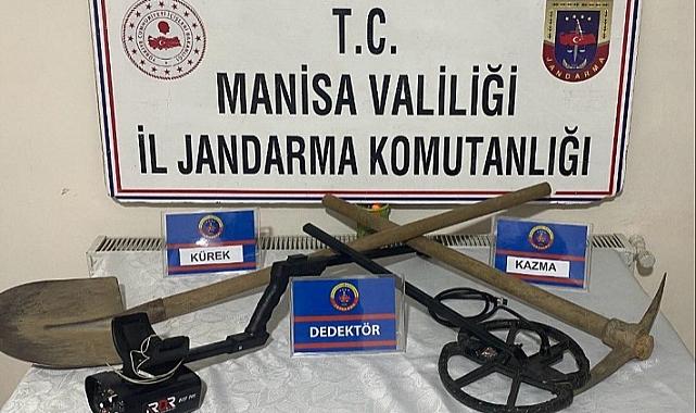 Salihli'de kaçak kazı yapan 3 şüpheli suçüstü yakalandı