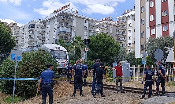 Trenin çarptığı kadın hayatını kaybetti