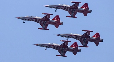Türk Yıldızları ve HÜRJET, EFES-2024  gösteri uçuşu yaptı