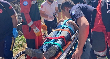 Yol kenarına devrilen beton mikserinde sıkışan sürücüyü itfaiye kurtardı