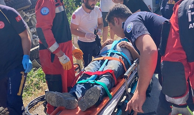 Yol kenarına devrilen beton mikserinde sıkışan sürücüyü itfaiye kurtardı