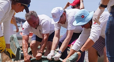Adalardan tonlarca çöp toplandı