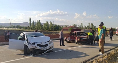Afyonkarahisar'da iki otomobilin çarpışması sonucu 1 kişi öldü