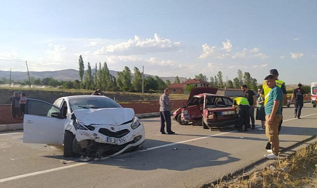 Afyonkarahisar'da iki otomobilin çarpışması sonucu 1 kişi öldü