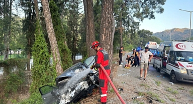 Ağaca çarpan otomobildeki 4 kişi yaralandı
