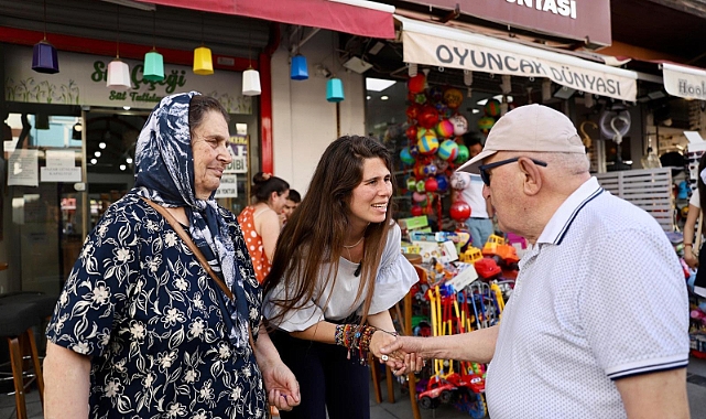 Başkan Denizli’den Çeşme Çarşı’da Esnaf Ve Vatandaş Ziyareti