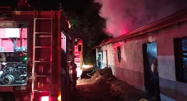 Boş besihaneye yıldırım düşmesi sonucu yangın çıktı