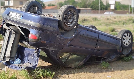 Devrilen otomobilin sürücüsü öldü