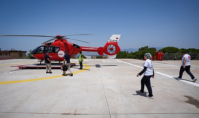 Emekli pilotlar ambulans helikopterde hayat kurtarıyor