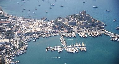 Güney Ege yerli turistle "çifte bayram" etti