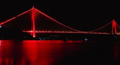 Hilalin kırmızı rengi geceyi aydınlattı