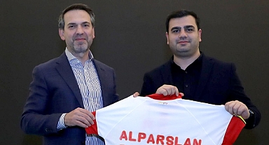 İnan, Bakan Bayraktar'a Göztepe forması hediye etti