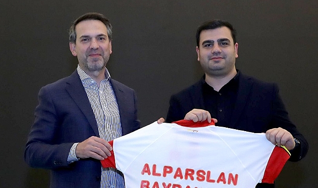 İnan, Bakan Bayraktar'a Göztepe forması hediye etti