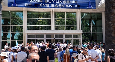 İzmir Büyükşehir Belediyesi memurları yarım gün iş bıraktı