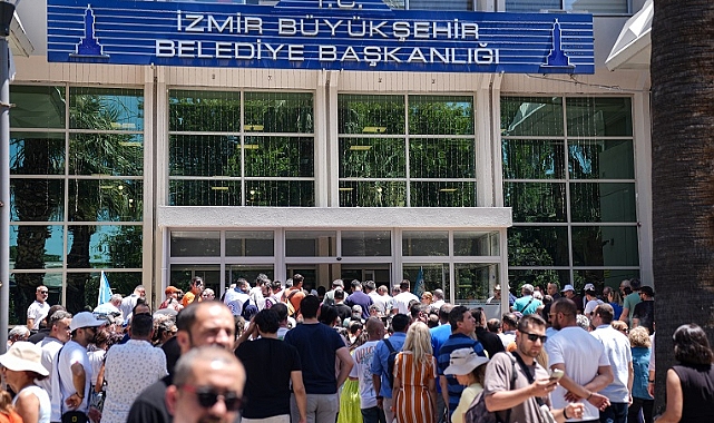 İzmir Büyükşehir Belediyesi memurları yarım gün iş bıraktı