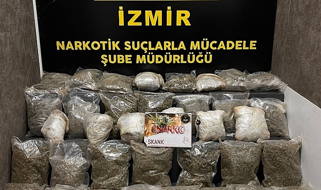 İzmir'de oto kurtarıcı uyuşturucu bulundu