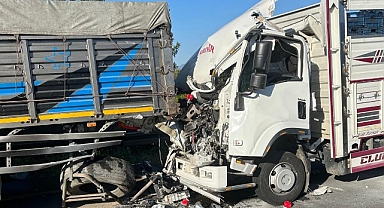 Kamyonetin tıra arkadan çarpması sonucu 2 kişi öldü