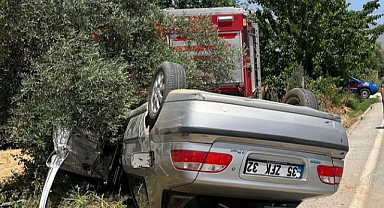 Ödemiş'te takla atan otomobildeki 2 kişi yaralandı
