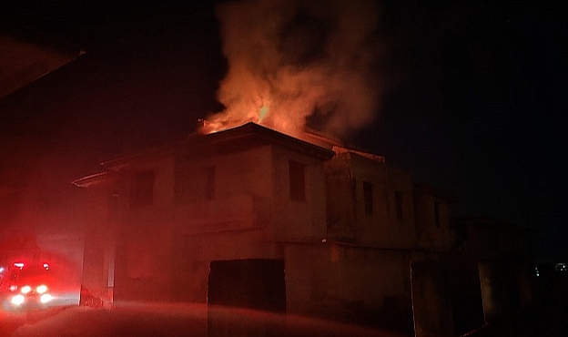 Otluk alanda çıkıp inşaat halindeki binalara sıçrayan yangın söndürüldü