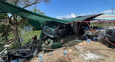 Otomobil meyve tezgahına çarptı, kazada 1 kişi öldü