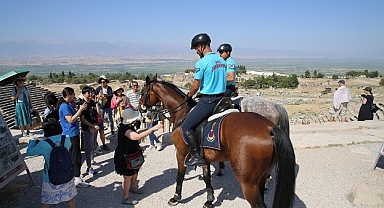 Pamukkale'de jandarma, atlarla devriye görevine başladı