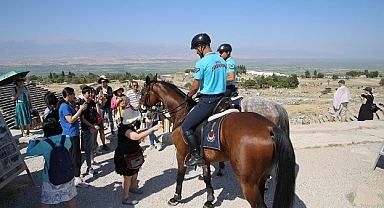 Pamukkale'de jandarma, atlarla devriye görevine başladı