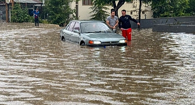 Uşak'ta sağanak ve dolu etkili oldu