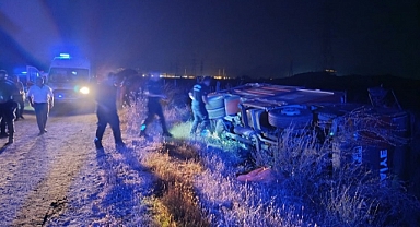 Yatan itfaiye aracındaki 2 kişi yaralandı