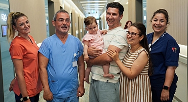 14 aylık bebek anne ve babasının sesini ilk kez duydu