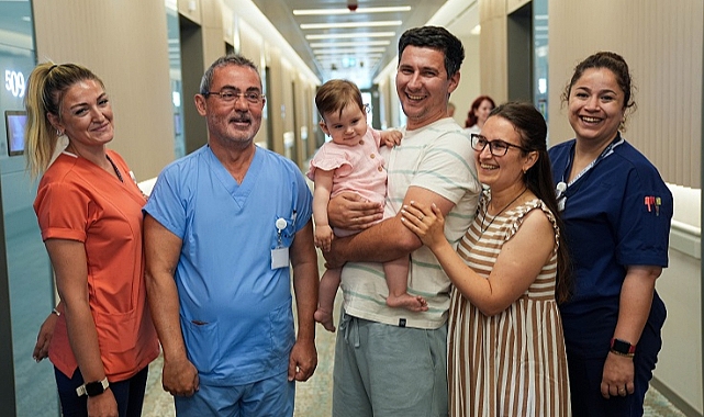 14 aylık bebek anne ve babasının sesini ilk kez duydu