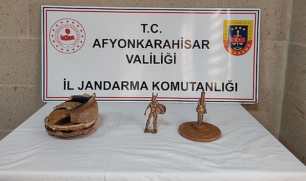 Afyonkarahisar'da 2 sarı renkli metal heykel ele geçirildi