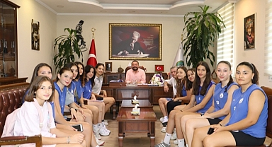 Başkan Turan.Kız voleybol takımımı lutladı