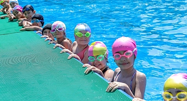 Bayraklı Belediyesi'nin yüzme kursuna büyük ilgi