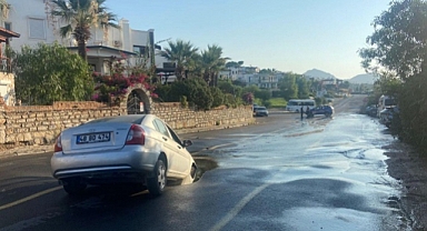 Bodrum'da otomobil yolda oluşan çukura düştü