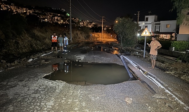 Bodrum'da yol çöktü