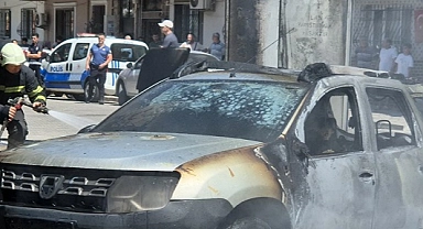 Elektrik trafosunda çıkan yangın 4 araca zarar verdi