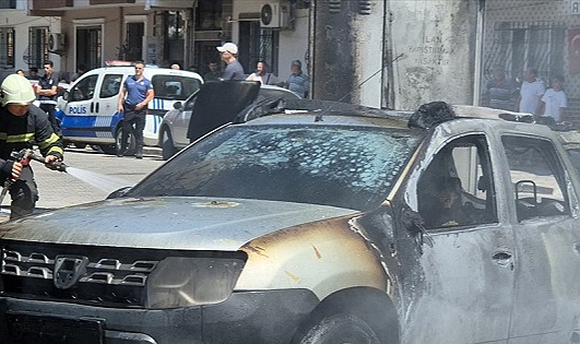 Elektrik trafosunda çıkan yangın 4 araca zarar verdi