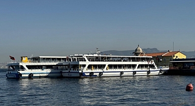İzmir'de arızalanan vapur başka vapurla iskeleye çekildi