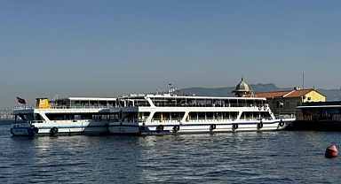 İzmir'de arızalanan vapur başka vapurla iskeleye çekildi