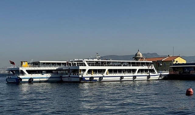 İzmir'de arızalanan vapur başka vapurla iskeleye çekildi