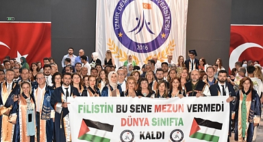 İzmir Demokrasi Üniversitesi mezuniyet töreninde Filistin'e destek mesajı verildi
