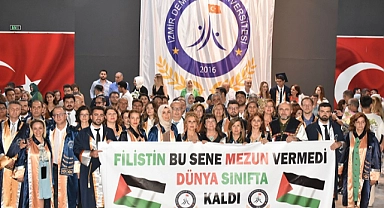 İzmir Demokrasi Üniversitesi mezuniyet töreninde Filistin'e destek mesajı verildi