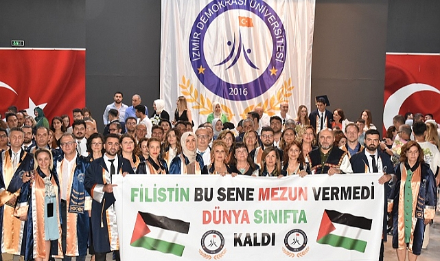 İzmir Demokrasi Üniversitesi mezuniyet töreninde Filistin'e destek mesajı verildi