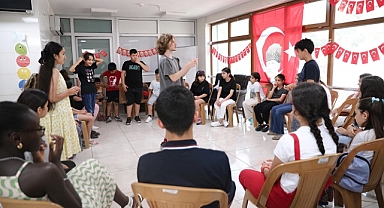 Konaklı çocuklar İngilizceyi eğlenerek öğreniyor